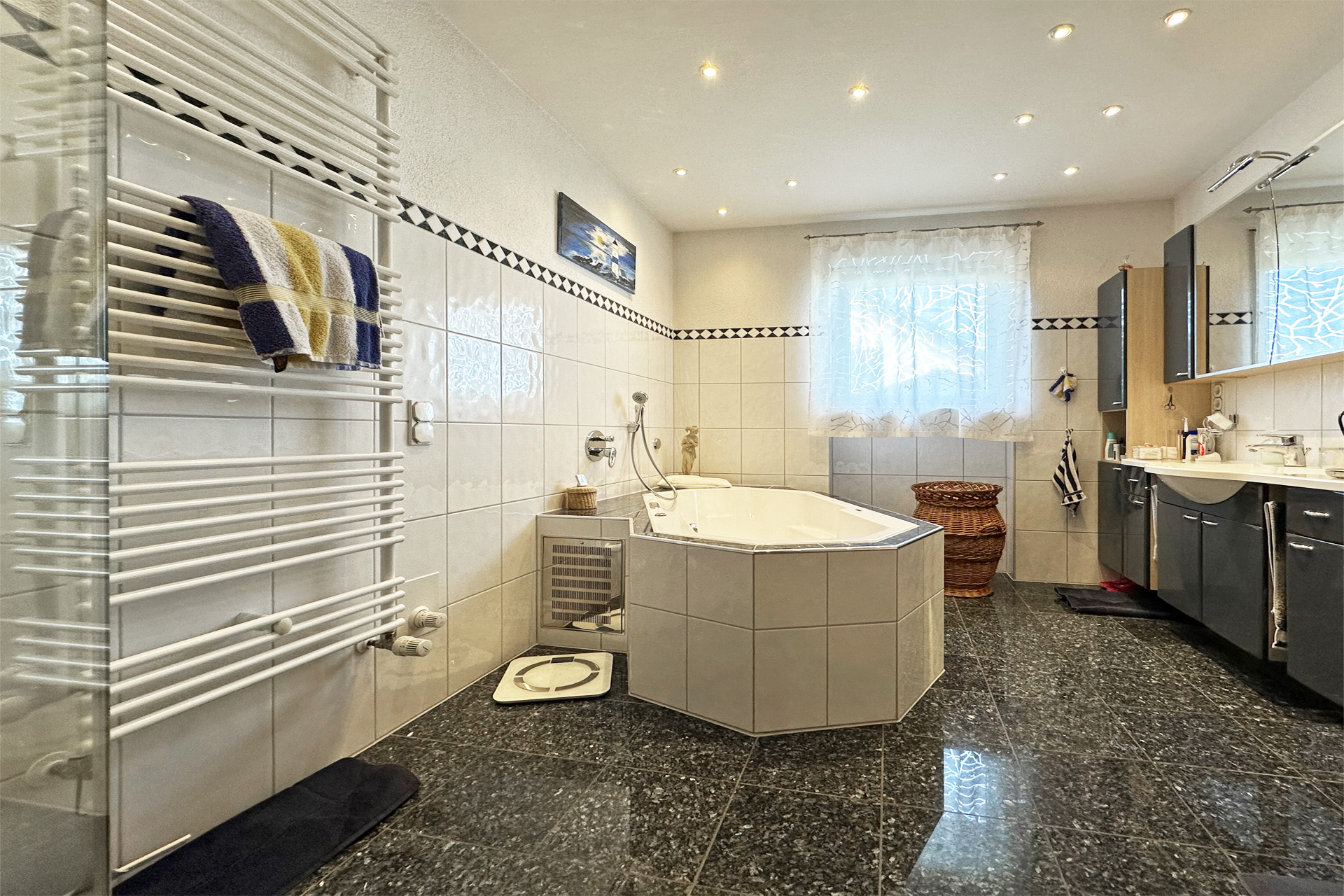 einfamilienhaus-butzweiler-helles-badezimmer-og