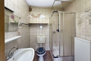 Praktisches Badezimmer im UG