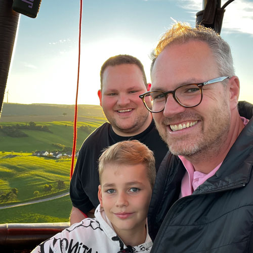 Das Team von Gilbers und Baasch Immobilien genießt das Projekt mit dem neuen Heißluftballon