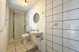 Bad mit Dusche, WC und Waschan.