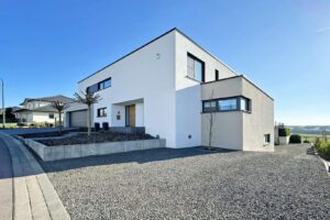 Zufahrt hinter das Gebäude