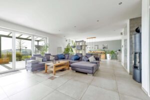 großes Wohnzimmer mit Kamin
