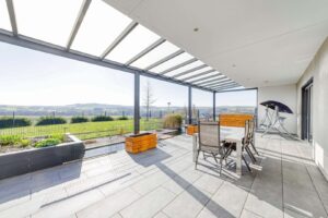 große, überdachte Terrasse