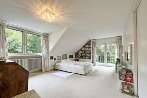 Schlafzimmer mit Balkon  im OG