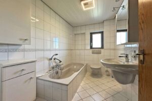 Badezimmer im Erdgeschoss