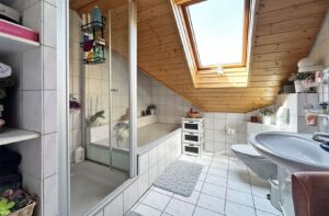 Badezimmer im Dachgeschoss