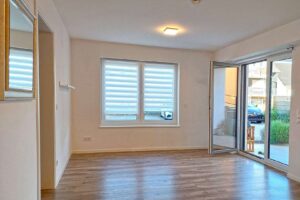 Helles Wohnzimmer mit Zugang zur Terrasse