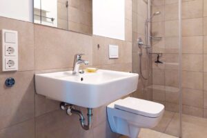 Modernes Bad mit Dusche