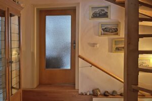 Holztreppe im Treppenhaus