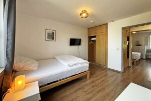 zweites, helles Schlafzimmer