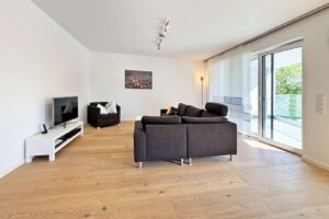 helles Wohnzimmer mit Loggia