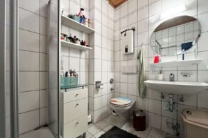 Bad mit Dusche und WC