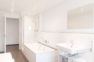 Modernes Bad mit Badewanne und Dusche