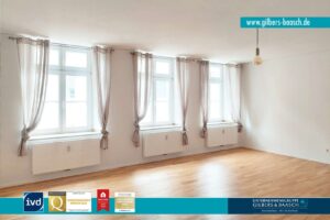 Großes Wohnzimmer mit Sprossenfenstern