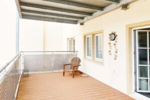 Großer Balkon mit Blick zur Mariensäule