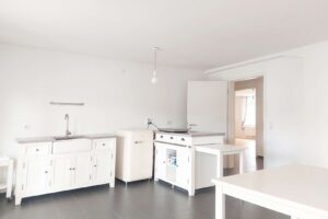 Wohnküche mit Zugang zum Balkon