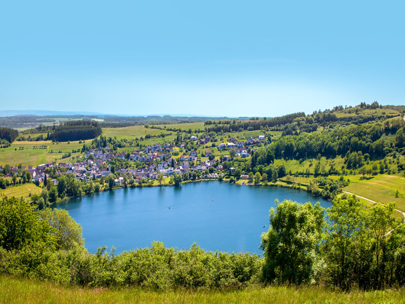 Die Maare der Vulkaneifel sind vulkanische Seen, die eine beeindruckende Landschaft bilden. Sie eignen sich perfekt zum Wandern und für Naturliebhaber.