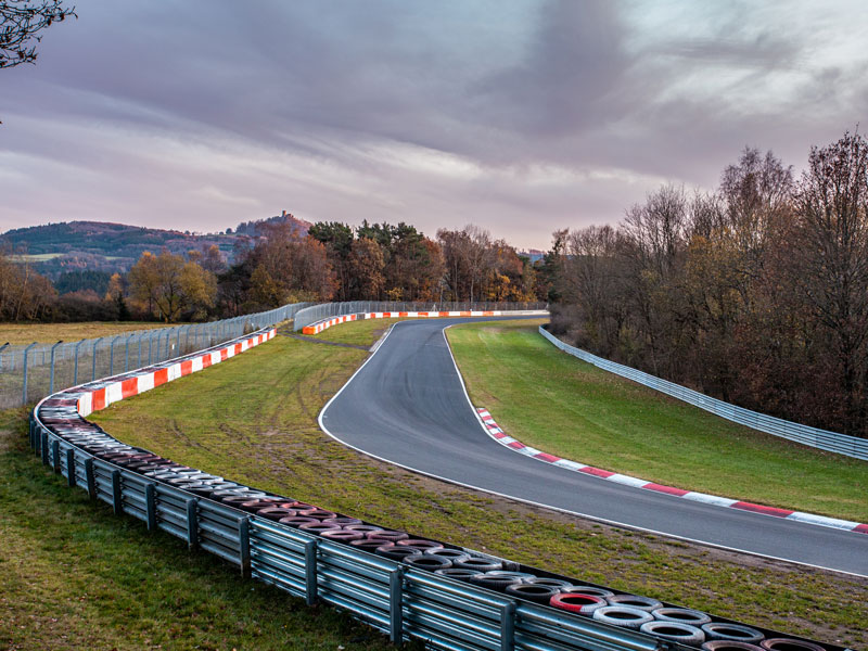 Der Nürburgring ist eine der berühmtesten Rennstrecken der Welt. Besucher können eine Runde auf der Nordschleife drehen oder das Motorsportmuseum besuchen.