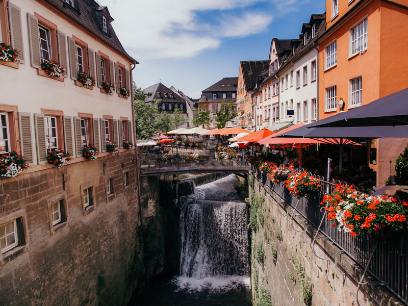 Blick auf den Wasserfall im Stadtzentrum von Saarburg