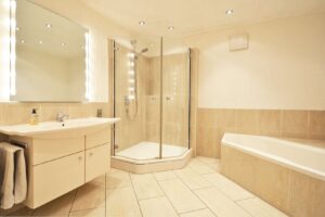 Bad mit Dusche und Wanne