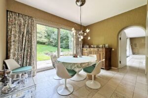 Esszimmer mit Blick in den Garten