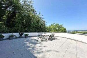 Sonnige Dachterrasse im OG