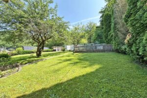 Garten mit angrenzendem Wald