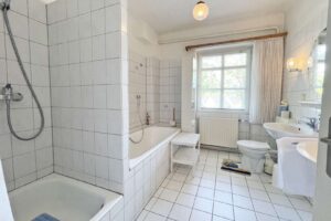 Großes Badezimmer
