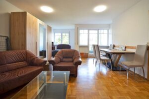 Wohnzimmer mit Balkon