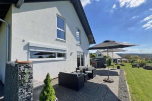 Terrasse hinter dem Haus