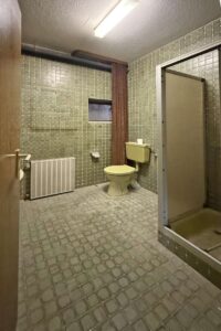 Großes WC mit Dusche im UG