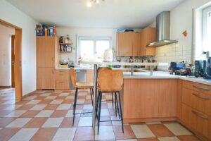 Küche mit Sitzmöglichkeit