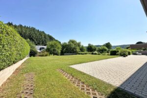 großer Garten mit Terrasse