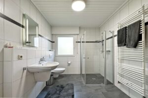 modernes Badezimmer