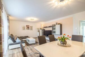 großes Wohn- und Esszimmer