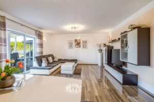 helles Wohn- und Esszimmer