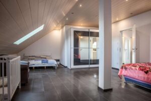 großes Schlafzimmer DG