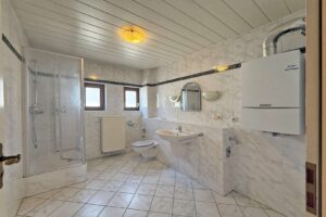 Großes Badezimmer