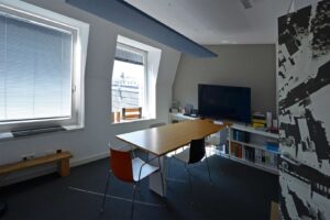 Konferenzraum mit Blick zur Terrasse