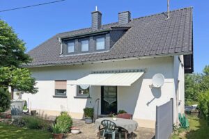 Rückansicht mit Terrasse