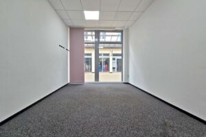 Büro mit bodentiefen Fenstern