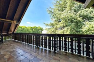 großer Balkon am Wohnzimmer