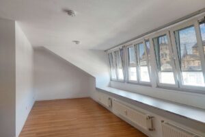 Großes Wohn - oder Schlafzimmer im 4. OG