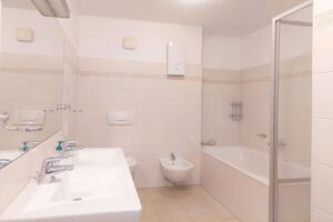 Modernes Bad mit Badewanne und Dusche im 4. OG