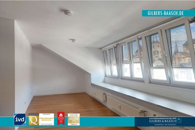 Großes Wohn - oder Schlafzimmer im 4. OG-Titel