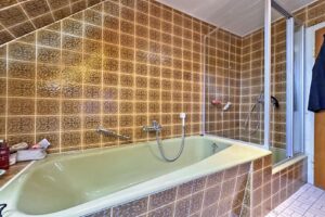 Badewanne und Dusche im OG