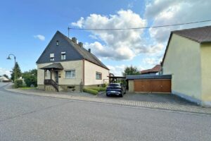 Einfamilienhaus mit Carport und Garage