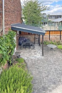Überdachte Terrasse