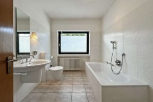 Badezimmer im Erdgeschoss