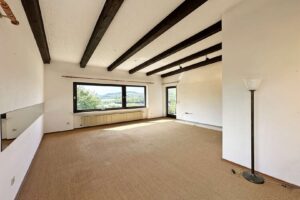 Wohn- und Esszimmer mit Balkon
